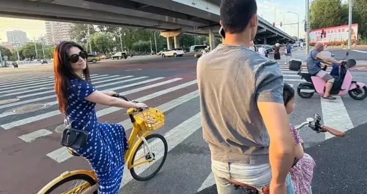 朱珠消費降級了？穿千元長裙騎共享單車，一家三口吃火鍋沒點青菜