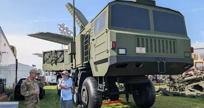 美軍使用紅旗-16導彈發射車仿製品，訓練五代機飛行員