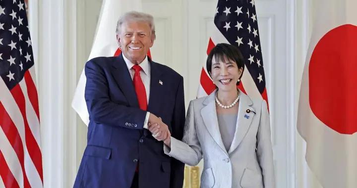 特朗普和高市手拉手說悄悄話，中方打來兩通電話，美日當場表態