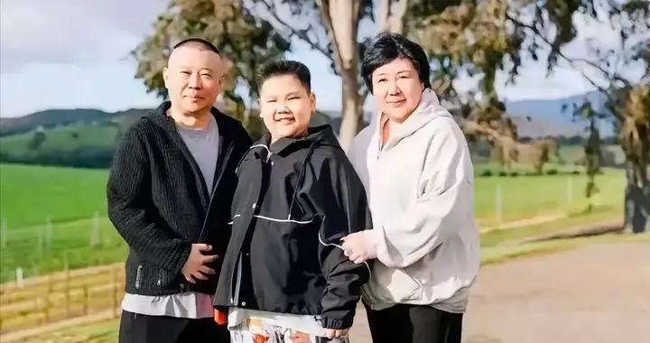 郭德綱一家三口國外秋遊，10歲郭汾陽挺大肚穿花睡褲，又潮又土！