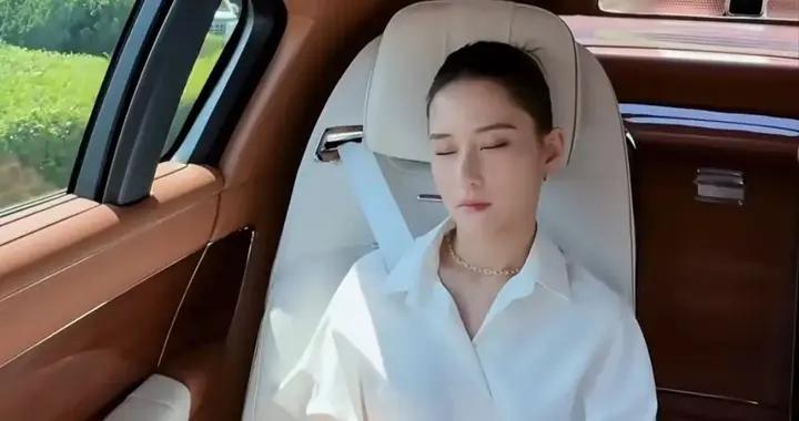 何超蓮坐豪車澳門開會，喫22元雞蛋仔喝自制飲料，攤販和她攀親戚