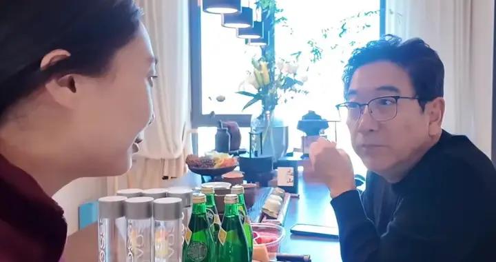 水均益女兒回婆家定居，臨走前給他送了蒸包子，前妻陪着幫帶娃