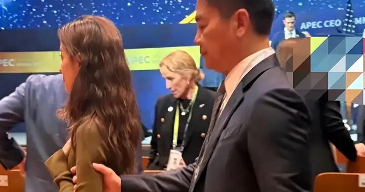 劉強東私下真貼心，章澤天穿高跟短靴獨自美麗，他小心攙扶像跟班