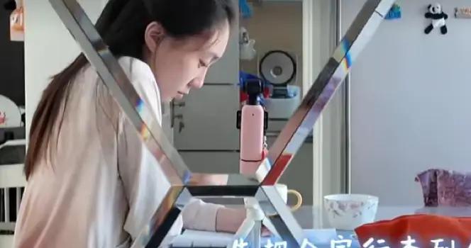 水亦詩北京房子曝光，八十年代裝修傢俱破舊，比水均益豪宅差太多