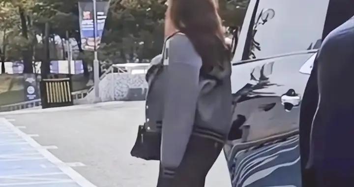 章澤天韓國開會,小外套披肩超有氣場,劉強東跟身後端咖啡像小弟