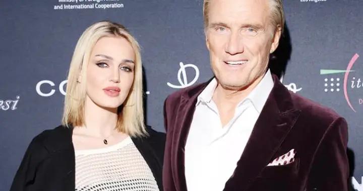 67歲硬漢道夫迎娶28歲嬌妻，患癌症不離棄和女兒同歲，穿搭挺洋氣