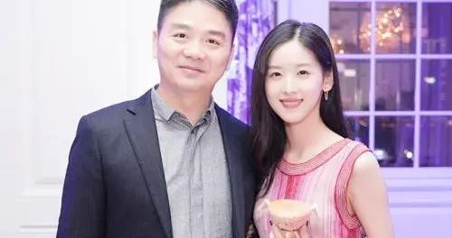 劉強東和章澤天參加活動，被指貌合神離，奶茶妹名衣名包價格不菲