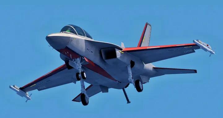 教練10艦載彈射型亮相!雙垂尾佈局暗藏玄機,航母戰力迎來新飛躍