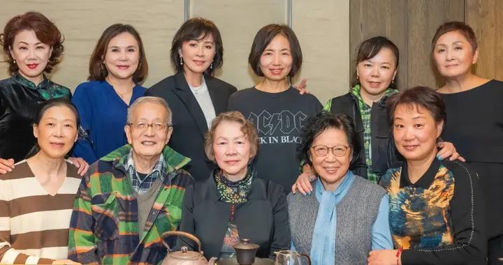 劉嘉玲參加50週年同學會，79歲媽媽坐C位很端莊，她喫了7元小餛飩