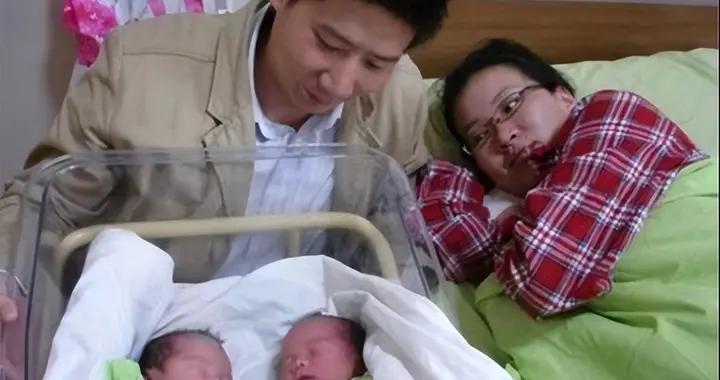 雙胞胎一個媽媽帶一個奶奶帶，上幼兒園後，差距越來越大，太扎心