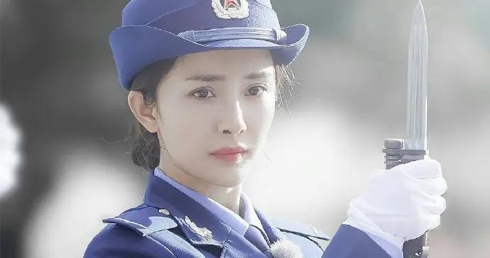 中年女神楊冪，轉型之路上熱搜：從流量明星到“愛國”形象代言人