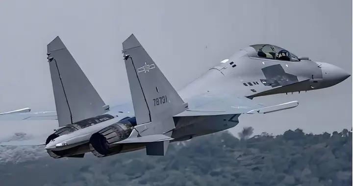 殲-16東海倒扣F-22，航展級機動驚現實戰，美軍隱身神話被打破