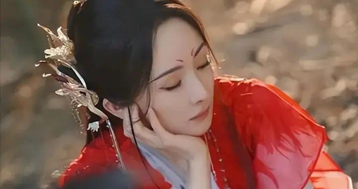 中年女神楊冪，38歲覺醒，擺脫慾望枷鎖，從名利場迷失到轉型重生