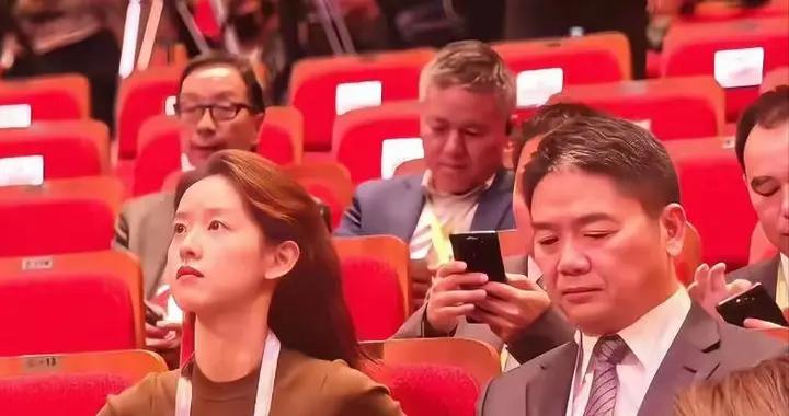 劉強東章澤天罕見同框，兩人之間隔着20公分，不像夫妻像同事！