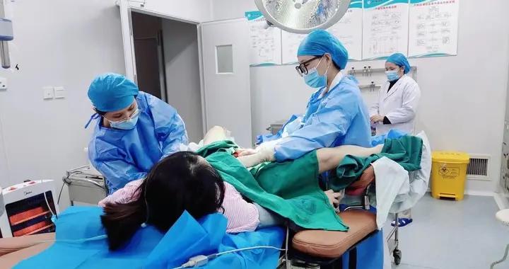 “產房暴力”成常態，醫生義正詞嚴，產婦忍氣吞聲，老公助紂爲虐