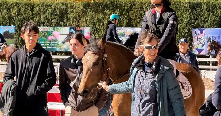 劉燁兒女馬場騎馬，15歲諾一身高超180，被吐槽比他爹還糙很顯老