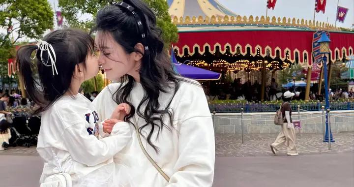 奚夢瑤給女兒慶生，兄妹倆露正臉長很像，4歲Romee背香奈兒好時髦