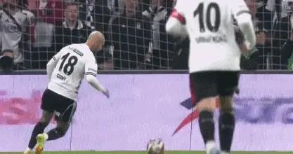 半場：貝西克塔斯2-2費內巴切，柯克曲染紅，阿森西奧破門