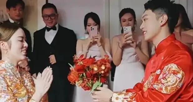 李嘉欣姐姐出席繼子婚禮，被新娘敬茶喊“媽咪”，15歲兒子罕露面