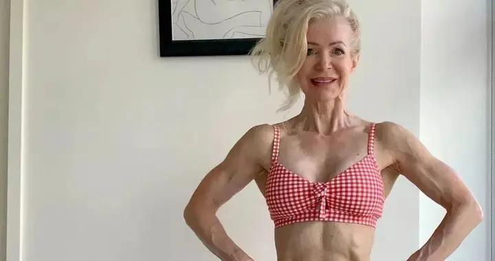 64歲奶奶身姿曼妙、好似少女，網友：我居然對這個奶奶心動了！