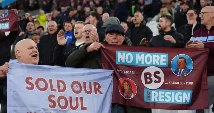 鏡報：儘管戰勝紐卡，西漢姆聯球迷賽後仍留看臺上抗議董事會