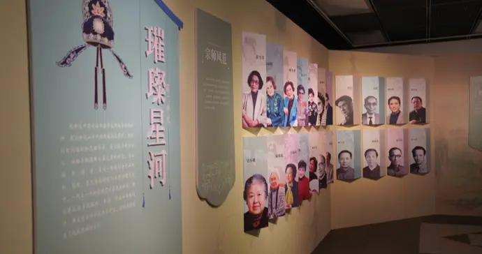 越劇演員“閃現”講解，這個展覽裏有戲迷珍貴的“追星記憶”