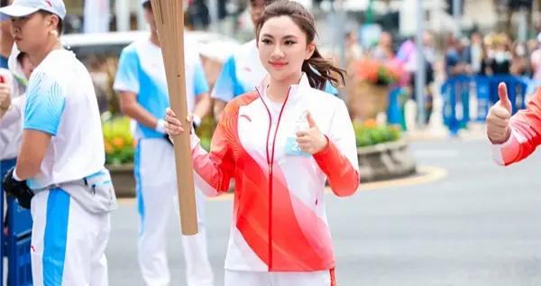 火炬手陳丹娜澳門傳遞十五運會火炬 立白以“潔淨之力”全程護航