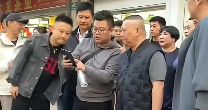 郭德綱視察上海分社，他穿棉馬甲、王惠穿短袖，脖子都胖出兩層褶