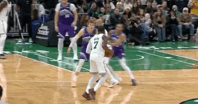 哥們兒踢球呢？爵凱比賽中喬治“剷斷”布朗，但裁判未作出表示