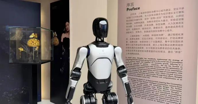 機器人“小智”喊你來逛進博會上海館啦！