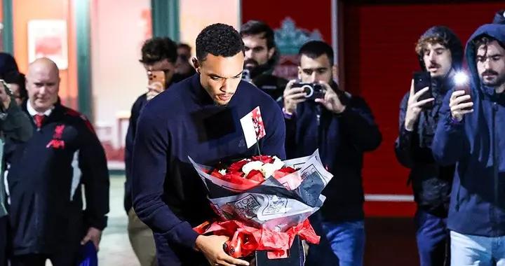 有情有義，阿諾德到若塔紀念碑前獻上游戲手柄和手寫卡片