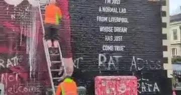 利物浦當地的阿諾德紀念壁畫被破壞，記者：工作人員正在修復