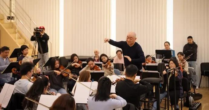 莫扎特經典“濃縮”煥新，許忠執棒上海歌劇院半舞臺版《女人心》