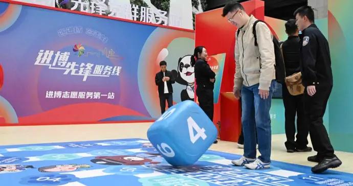 “平安快閃”亮相虹橋樞紐， “安全攻略”爲參展客商送上特別的“見面禮”