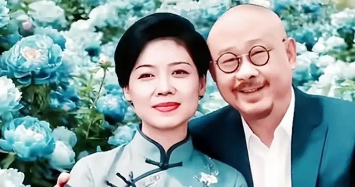 刀郎二婚妻子太賢惠，10平米小屋陪伴30年，穿搭是極簡樸素風