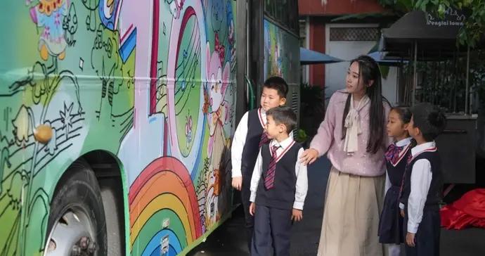 報廢公交10年承載2400節課，上海這所小學的“巴士教室”煥新出發