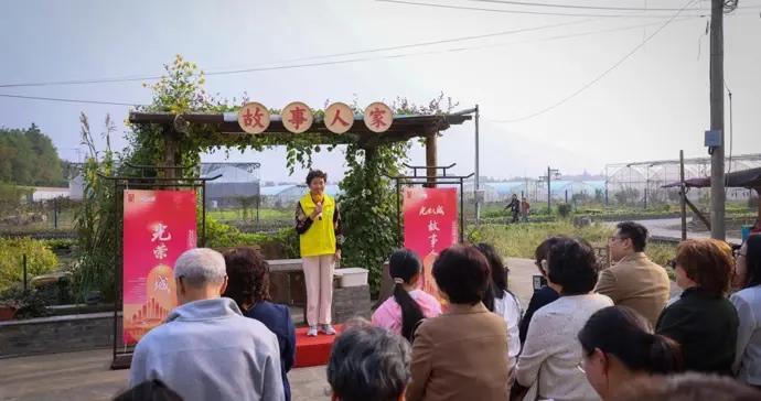 古銀杏樹下傳來講演聲，在“天然劇場”沉浸式聽紅色故事
