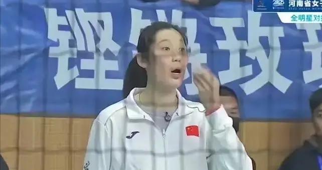 朱婷回國帶隊打比賽，郎平解鎖“新身份”，師徒逛花展像親姐妹！