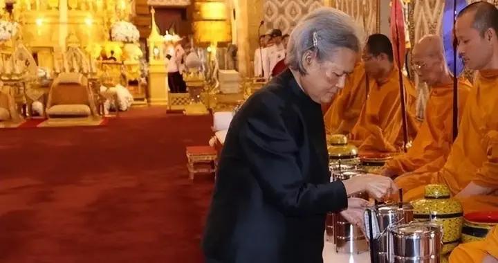 69歲詩琳通公主爲母守靈，滿頭白髮身形消瘦，爲守護家國一生未嫁