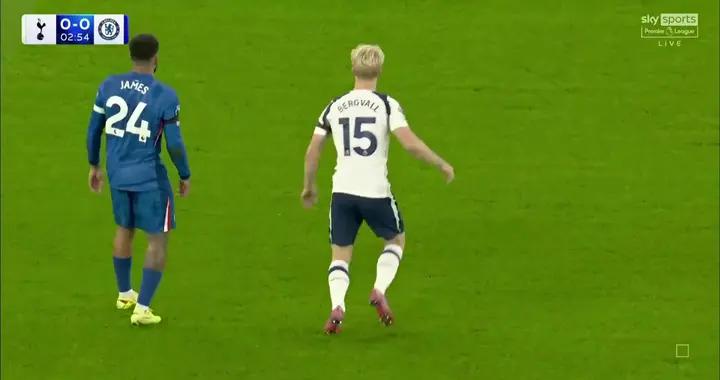 求戰心切，貝里瓦爾拒絕因腦震盪被換下並一度推搡熱刺隊醫