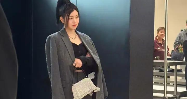 42歲陳妍希亮相活動，亮片西裝配超短褲又美又颯，看着像二十出頭