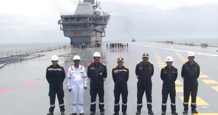 印度航母甲板光滑能照出人影，中美航母卻粗糙如水泥地，爲什麼？