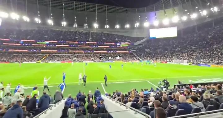 理都不理？終場後斯彭斯和範德芬無視弗蘭克的交流，直接走過