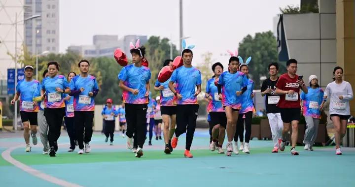 杭馬前一天，500名跑者在黃龍“試試水”：杭州氣溫適宜，到處是桂花香