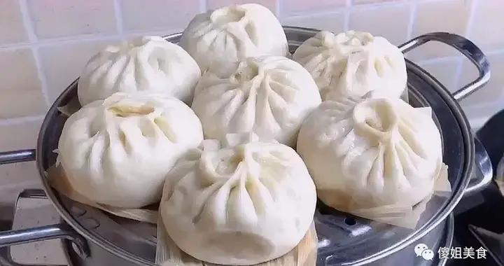 春天蒸包子，就饞這口！用這菜做餡，比韭菜還鮮，連喫3個都不膩