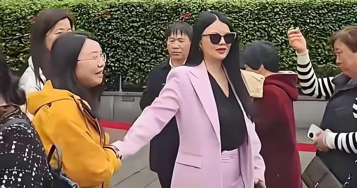 李湘終於露面！網友調侃瘦成賈玲，王詩齡穿着樸素陪母現身韶山