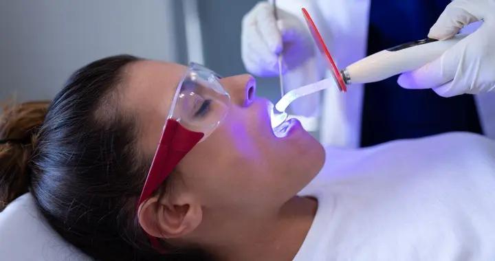 冷光美白副作用合集！牙齒敏感、術後染色風險上榜，避坑要點記好