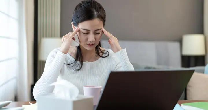 每個月總有幾天“頭要炸”？月經頭疼的苦誰懂！女生真的太難了