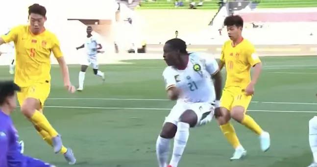 熱議國足9分鐘丟2球：防守人不少但分工不清，沒見過對方風格