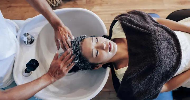 晚上洗頭會頭疼掉髮？真相沒那麼簡單！一文理清利弊，消除顧慮